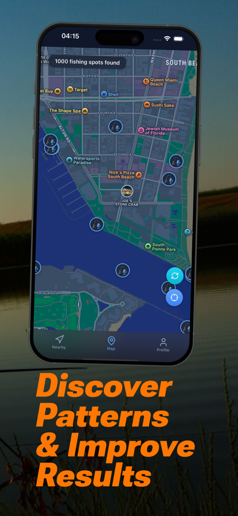 Fishing Spots－Fish Finder App - Interfaz de mapa de aplicación móvil que muestra múltiples puntos de pesca en South Beach Miami con el lema "descubre patrones y mejora resultados".