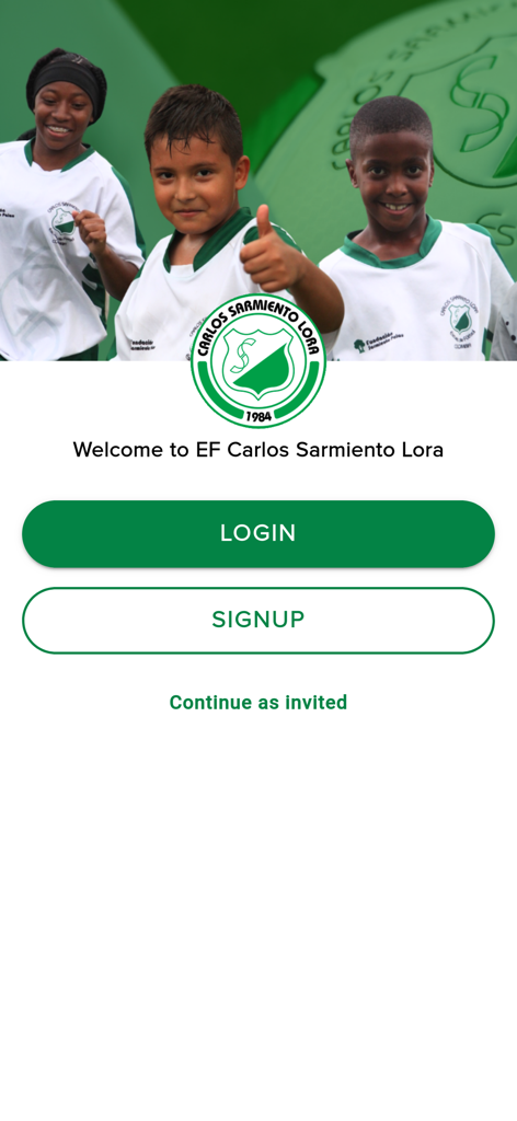 EF Carlos Sarmiento Lora - Welcome screen of the EF Carlos Sarmiento Lora app featuring young soccer players and login options