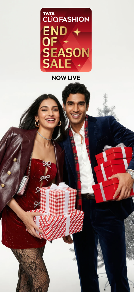 Un couple à la mode tenant des boîtes cadeaux pour les soldes de fin de saison de Tata CLiQ Fashion