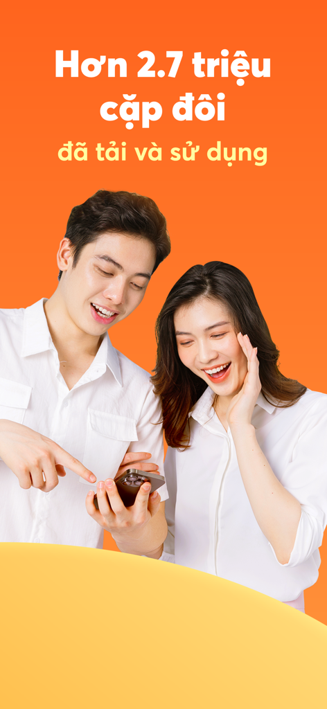 Go2Joy - Đặt phòng theo giờ - Un jeune couple heureux regardant l'application Go2Joy sur un smartphone