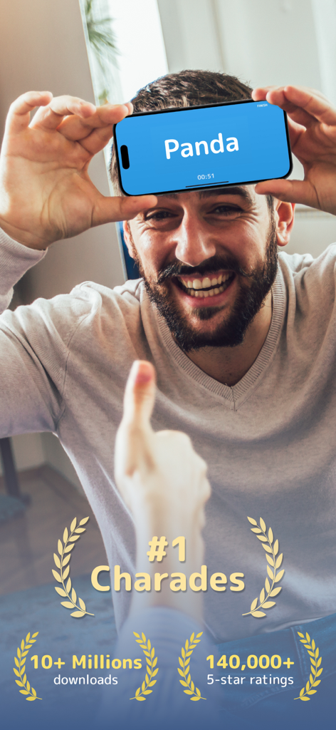 Charades - Family & Party Game - Hombre sosteniendo un teléfono en la frente mientras juega al juego familiar y de fiesta Charades