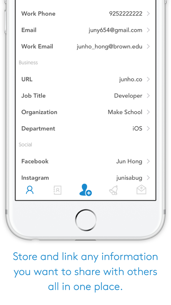 Contact - Exchange contact information with a scan - Un'interfaccia mobile che mostra dettagli di contatto digitali inclusi email di lavoro, titolo professionale e collegamenti ai social media