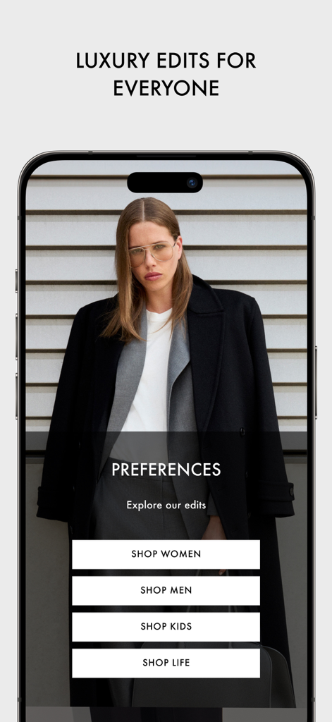 Mytheresa 앱 홈 화면에 여성, 남성, 아동 및 라이프스타일 패션 에디트 쇼핑 카테고리가 표시됩니다.