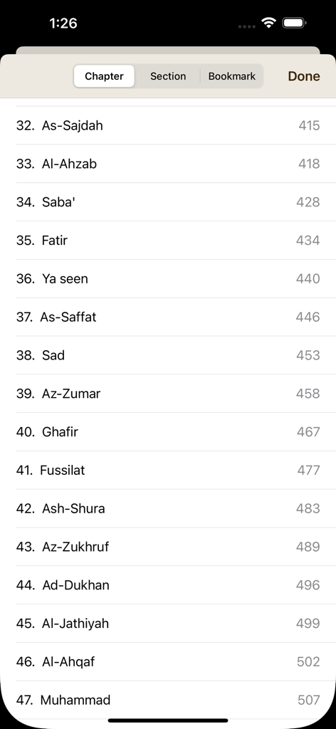 Une liste minimaliste de chapitres du Coran avec les numéros de page dans l'interface de l'application Simple Quran.
