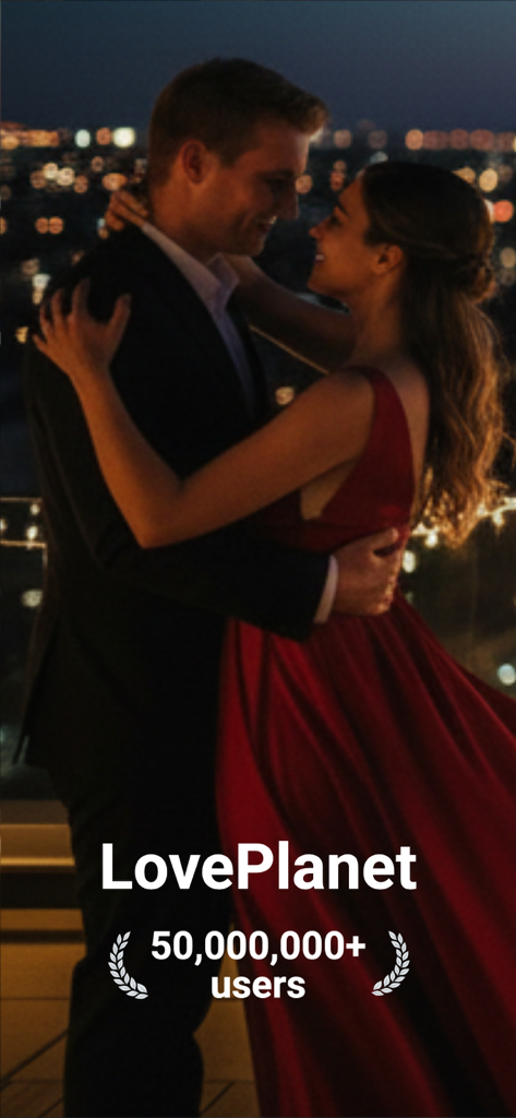 LovePlanet - Dating App - Una pareja romántica se abraza en una azotea por la noche en un anuncio de la aplicación de citas LovePlanet