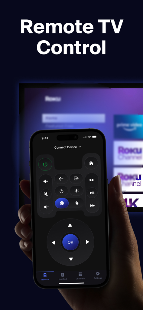 Remote Control TV: Universal - Una mano sujetando un iPhone que muestra una interfaz de control remoto universal para TV con botones en modo oscuro frente a un televisor inteligente