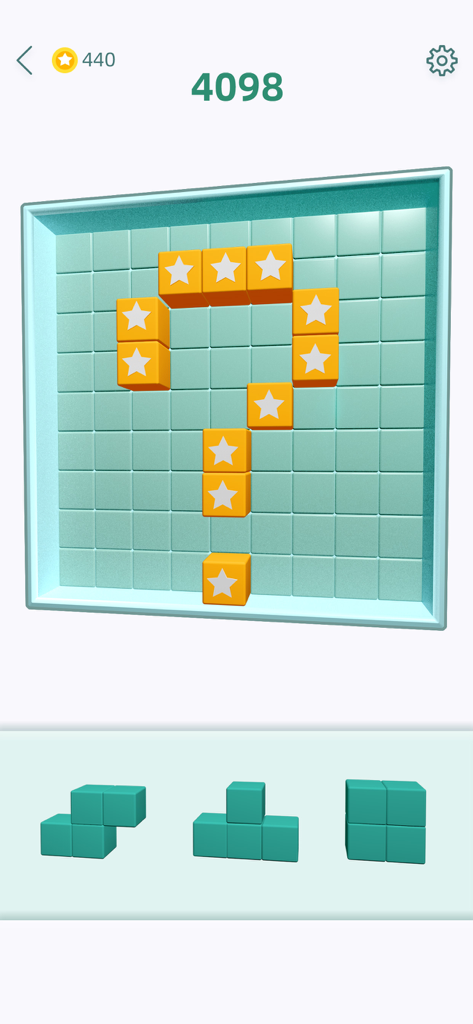 Pantalla del juego SudoCube mostrando bloques amarillos en forma de estrella formando un signo de interrogación en una cuadrícula con piezas de rompecabezas de color cian debajo.