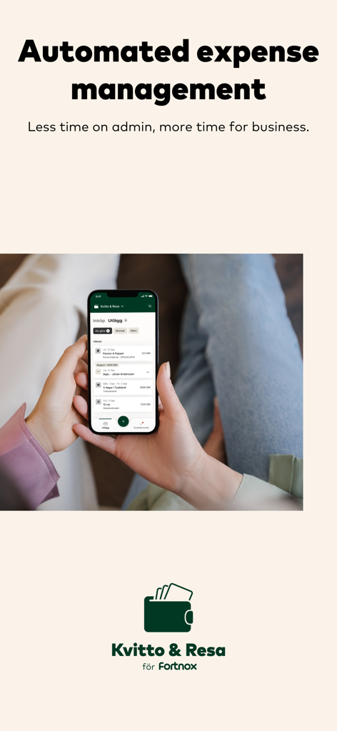 Kvitto & Resa - 自動経費管理のためのKvitto & Resaアプリのインターフェースを表示しているスマートフォンを持っている人。