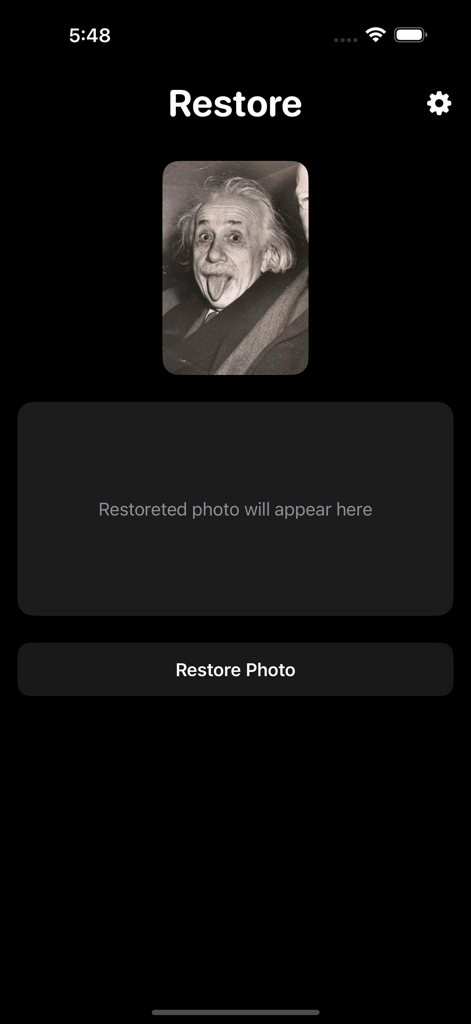 アルバート・アインシュタインの白黒画像と復元ボタンが表示された写真修復AIアプリのユーザーインターフェース