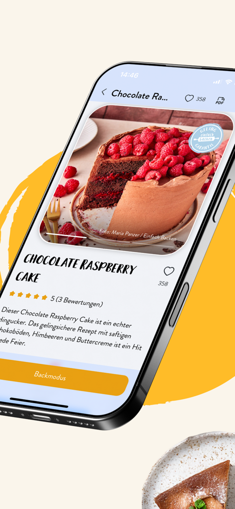 Einfach Backen - Einfach Backen 앱에서 단계별 지침이 포함된 초콜릿 라즈베리 케이크 레시피를 보여주는 스마트폰 화면.