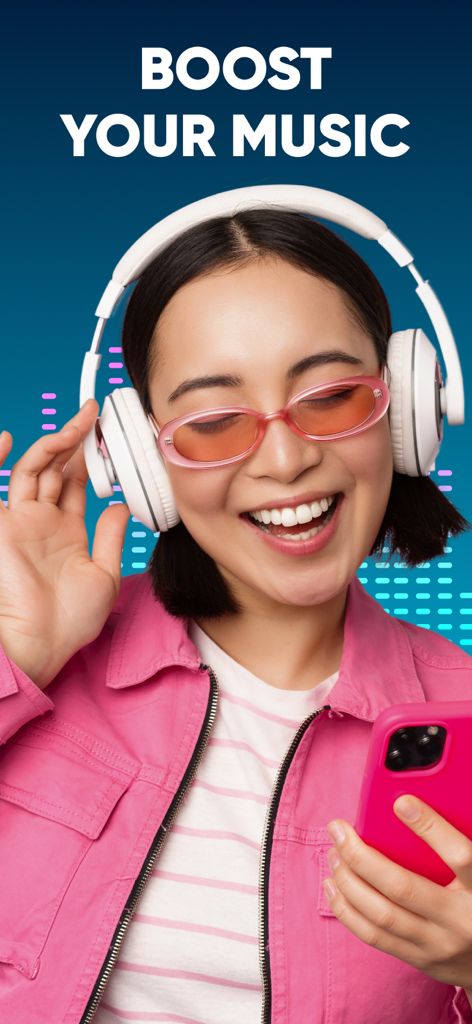 Eine junge Frau mit Kopfhörern lächelt, während sie die Lautstärke-Booster-App benutzt