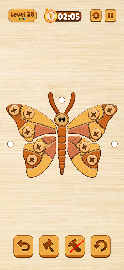 Wood Nuts & Bolt: Screw Puzzle - Un rompecabezas de madera con forma de mariposa con varios pasadores de tornillo sobre un fondo de madera clara en una interfaz de juego móvil.