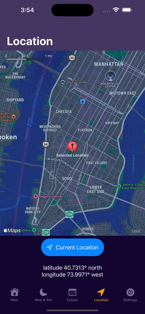 Una interfaz de mapa en la aplicación Moon Phase Calendar Plus que muestra una ubicación seleccionada en Manhattan con coordenadas de latitud y longitud