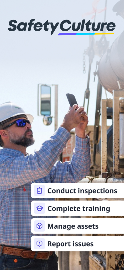 Supervisor de sitio con casco usando la aplicación móvil SafetyCulture para realizar inspecciones y gestionar activos en el trabajo.