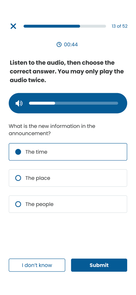 Interfaz de un módulo de aprendizaje de idiomas goFLUENT con un ejercicio de comprensión auditiva y preguntas de opción múltiple para formación profesional.