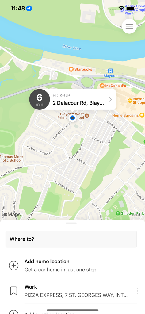Local Taxisアプリのインターフェースのスクリーンショット。ピックアップ場所のピンと推定待ち時間6分が表示されています。