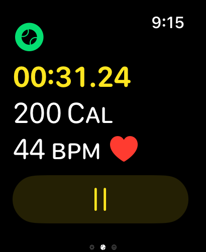 Interfaz de Apple Watch que muestra la frecuencia cardíaca, calorías y duración del partido durante un juego de pádel