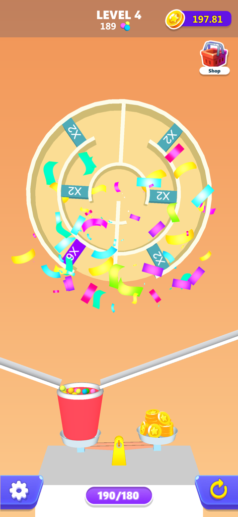 Captura de pantalla del juego Maze Treasure Candy que muestra un laberinto circular con puertas multiplicadoras y bolas de caramelo recolectándose en una taza sobre una báscula