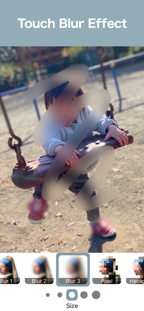 Blur Photo Editor: blur effect - Ein Screenshot der Blur Photo Editor App, der einen handgezeichneten Weichzeichner-Effekt auf einem Foto eines Kindes zeigt, um dessen Privatsphäre zu schützen
