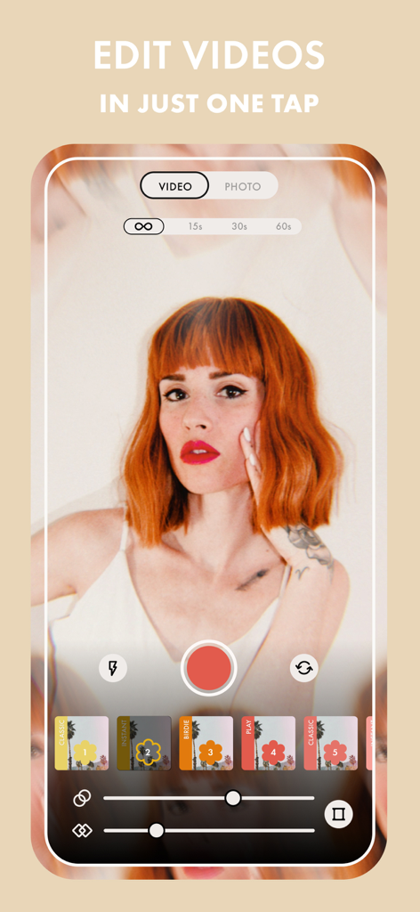 Filmm: One-Tap Video Editor - Tela de smartphone mostrando a interface do aplicativo Filmm com uma mulher na visualização da câmera e uma seleção de filtros estéticos