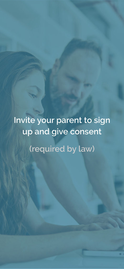10대 소녀와 그녀의 부모가 치료에 대한 부모 동의에 대한 텍스트가 있는 화면을 보고 있습니다.