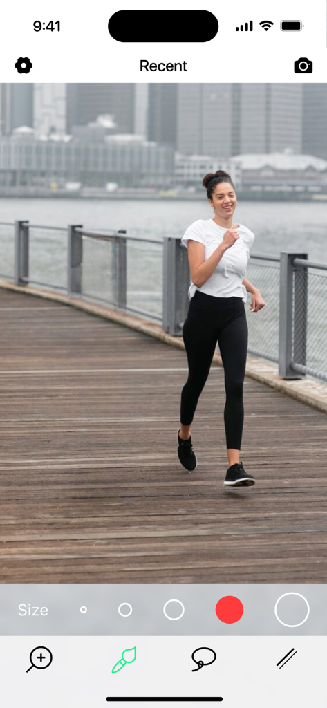 Interfaz de la aplicación móvil que muestra a una mujer corriendo en un muelle con herramientas de edición de fotos IA