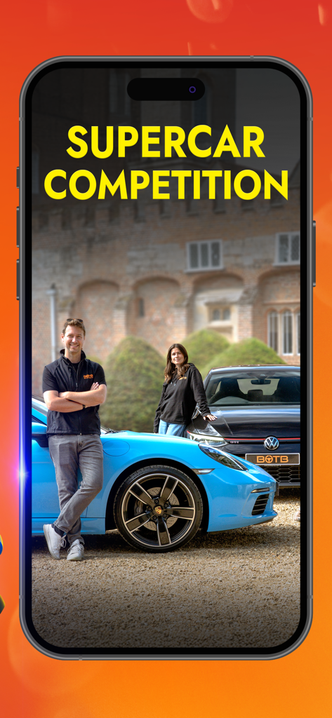 BOTB - Win Your Dream Car - Un hombre y una mujer posando con un Porsche azul y un coche negro delante de una mansión para una competición de superdeportivos