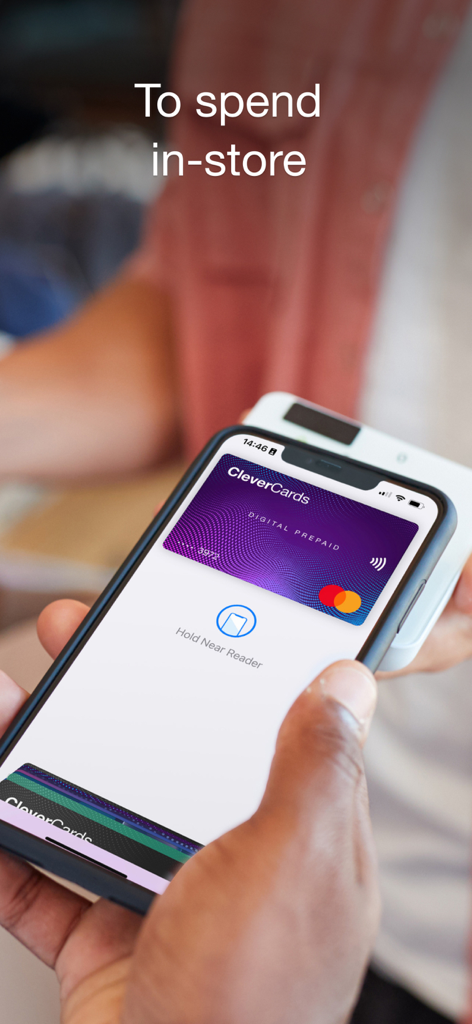 CleverCards - iPhoneでCleverCardsデジタルプリペイドMastercardを使用して、店舗端末で非接触型決済を行っている人物。