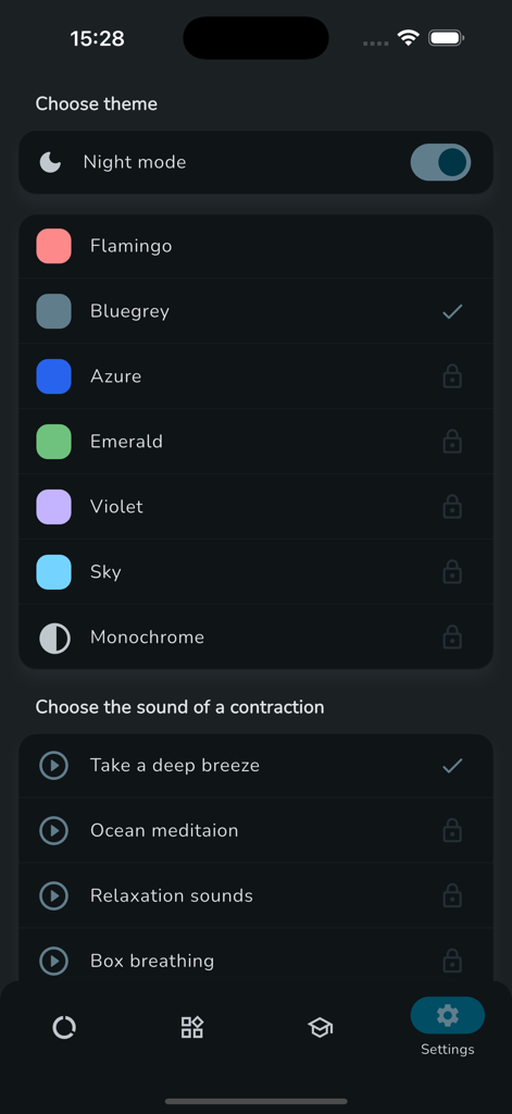 Settings screen of the Mama Tracker app showing color theme selections and contraction sound options.