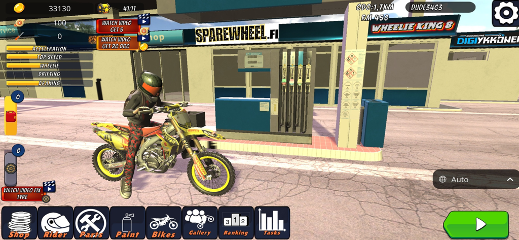 Wheelie King 8 - Online racing - Un piloto sentado en una moto de cross amarilla personalizada en el garaje de Wheelie King 8