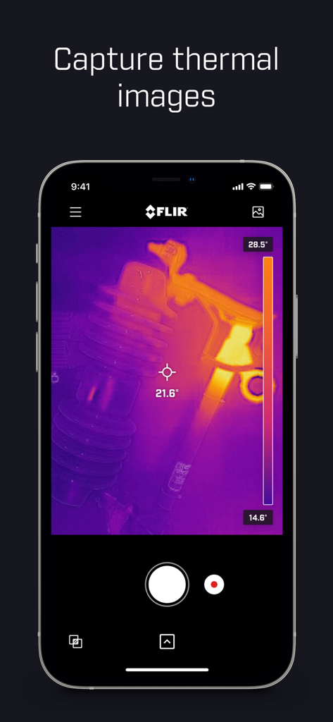 Pantalla de smartphone mostrando la aplicación FLIR ONE capturando una imagen térmica de equipo industrial con datos de temperatura.