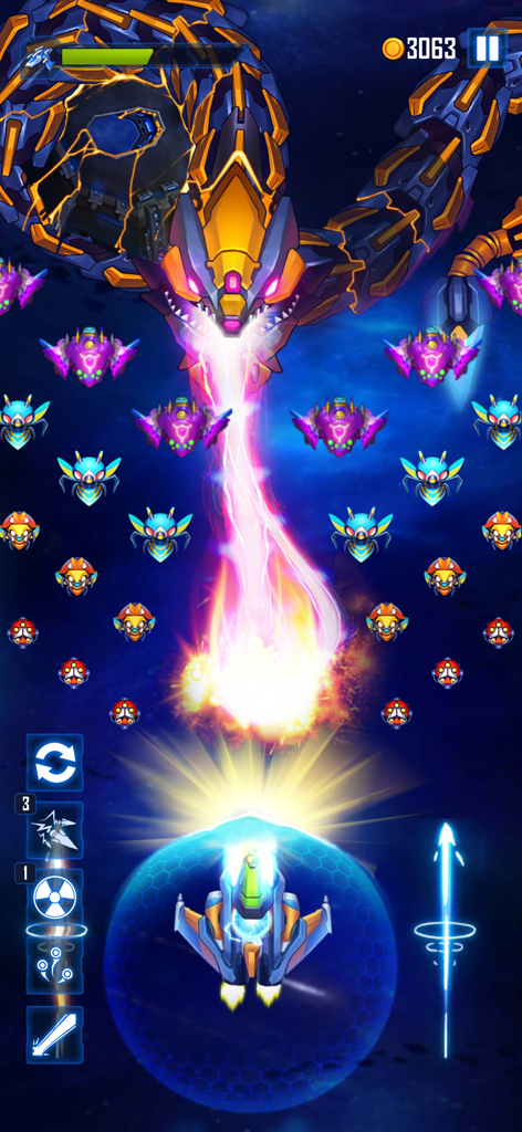 Wind Wings: Space Shooter - Una nave espacial con un escudo protector lucha contra un dragón jefe mecánico gigante en Wind Wings Space Shooter.