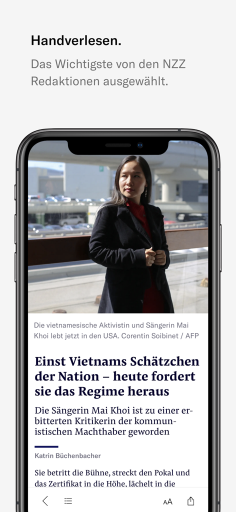 Ein Smartphone zeigt die NZZ E-Paper App mit einem ausgewählten Nachrichtenartikel über einen vietnamesischen Aktivisten.