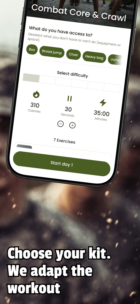 Military Fitness: Army Workout - Interfaz de la aplicación Fitness Militar que muestra la selección de equipo y los niveles de dificultad para un entrenamiento personalizado.