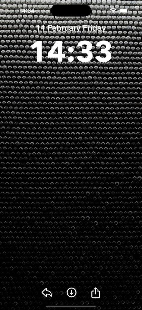 Walpium: Live Wallpapers 4K HD - スタッド付きグリッドパターンを備えた暗いテクスチャード加工の壁紙を表示するiPhoneロック画面プレビュー。