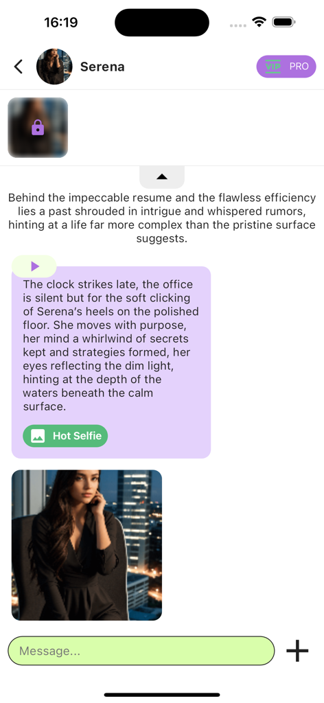 Una conversación de chat con un personaje de IA llamado Serena en la aplicación Spicy AI.