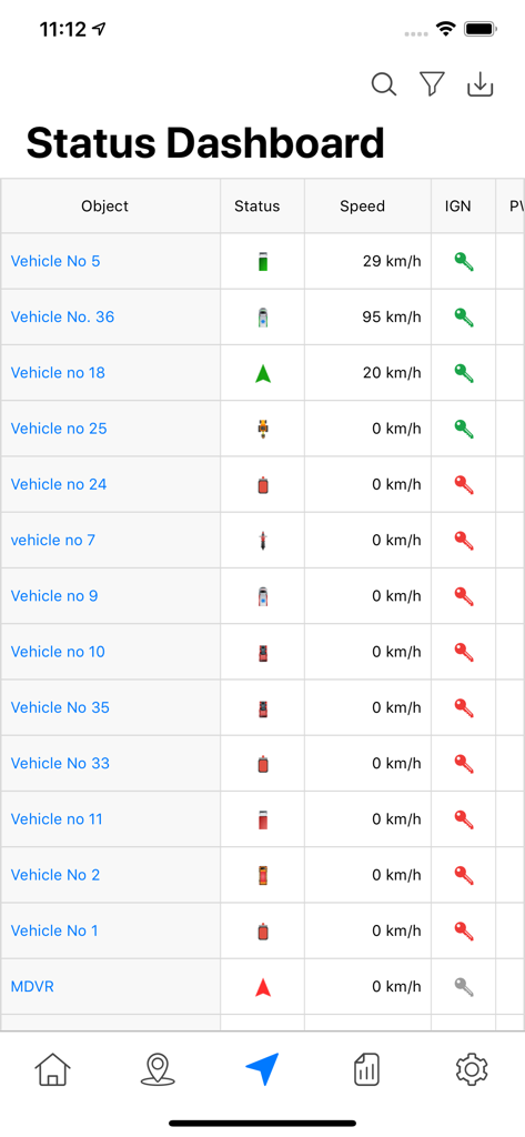 Panel de estado de la aplicación Auto Track PRO que muestra una lista de vehículos de la flota con el estado de velocidad y encendido en tiempo real