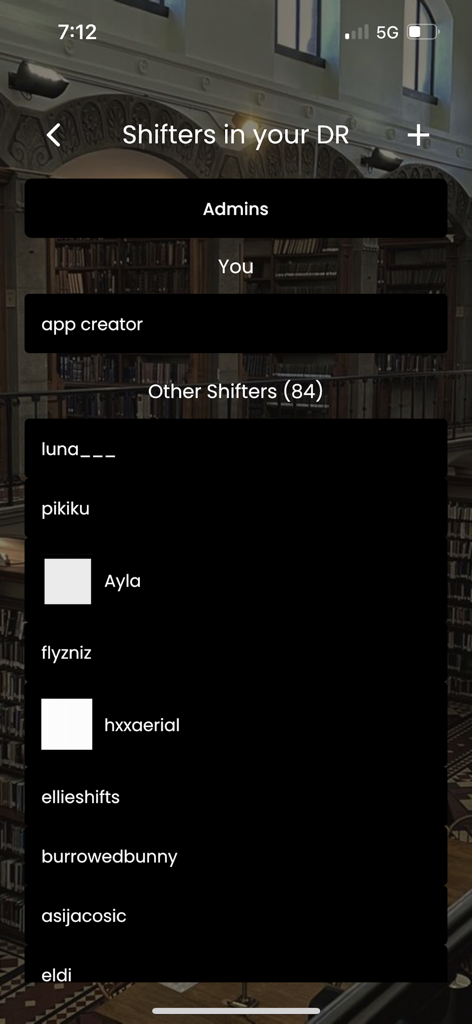 Una pantalla en Lifa App mostrando una lista de otros cambiantes en una realidad deseada con un fondo de biblioteca.