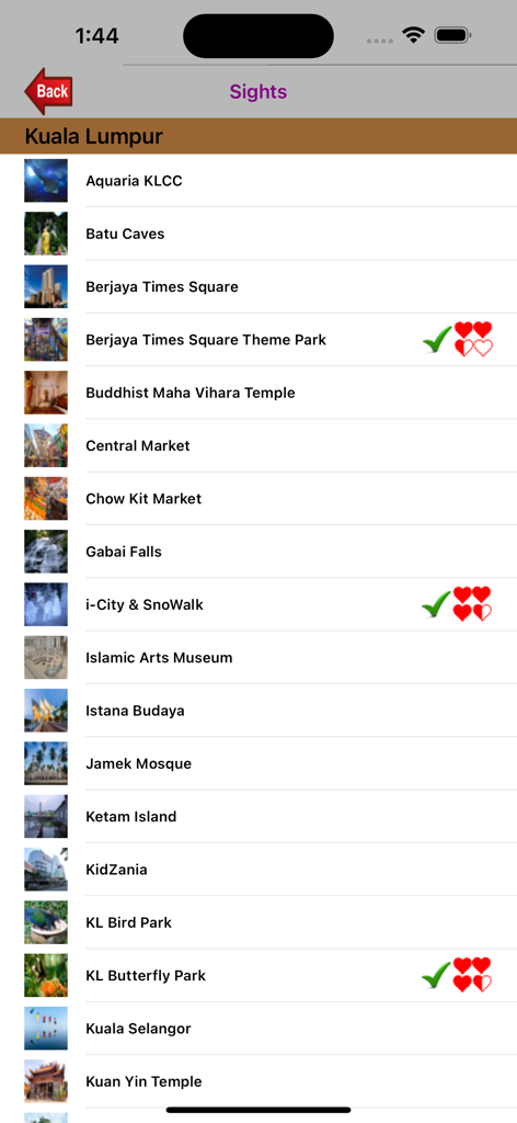 Visit Malaysiaアプリ内のクアラルンプールの観光スポットリスト。バツー洞窟やイスラム美術博物館などがユーザー評価とともに表示されています。