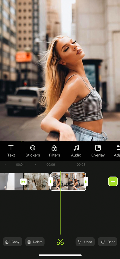 Video Editor : Video Maker - Interfaz de la aplicación Video Editor mostrando una línea de tiempo de video vertical y una vista previa de una mujer joven en un entorno de calle urbana