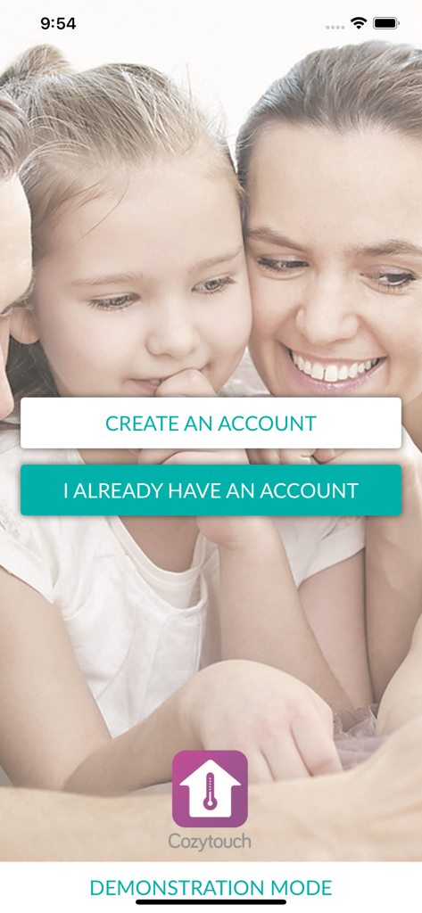 Écran de connexion de l'application Cozytouch avec les options pour créer un compte ou se connecter sur une image d'une famille heureuse.