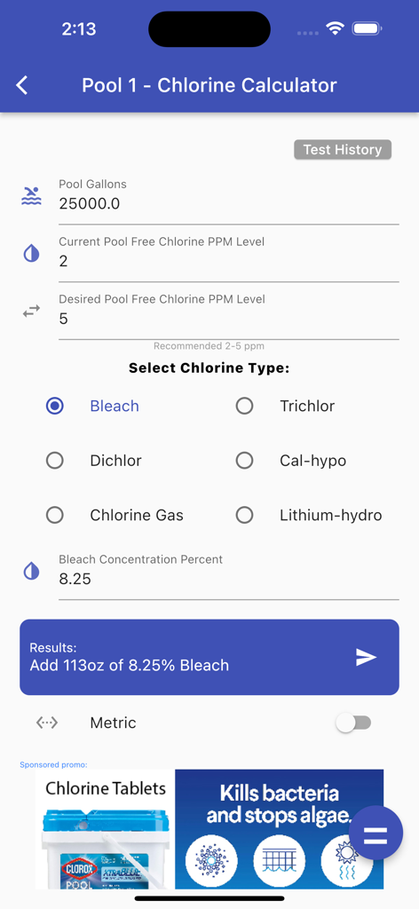 Tela da calculadora de cloro no aplicativo Pool Chem mostrando resultados de dosagem de alvejante para uma piscina.