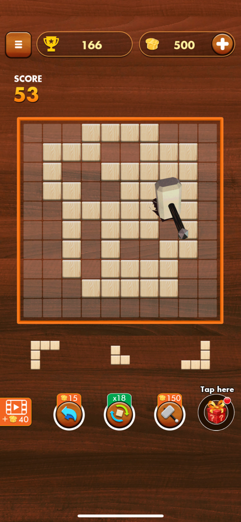 Ein Hammer-Werkzeug, das einen Block im Woody Extreme Block Puzzle-Spielfeld zertrümmert.