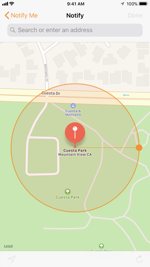 Una interfaz de mapa en la aplicación Encuentra a Mis Amigos que muestra la configuración de un geovallado circular para notificaciones de ubicación en Cuesta Park