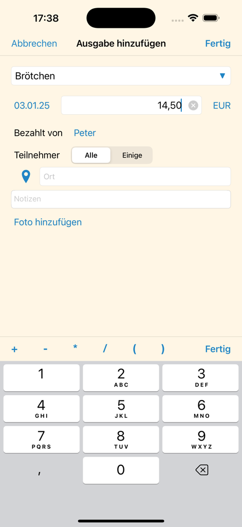 Uma interface móvel para adicionar uma despesa de grupo no app Tornkasse com um teclado numérico e detalhes da despesa.