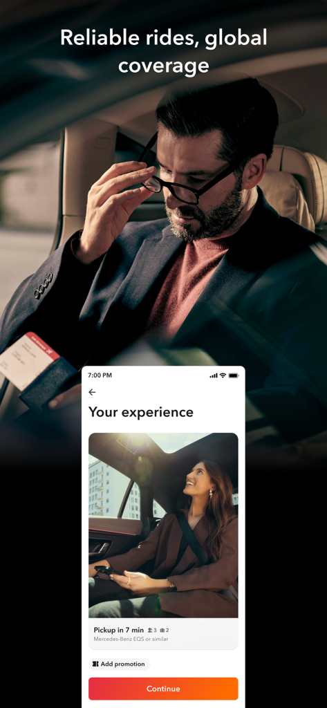 Blacklane - Book Luxury Travel - プロフェッショナルなビジネス旅行者が高級車に乗り、Blacklaneアプリのプレミアムメルセデス・ベンツEQS乗車予約インターフェースの隣にいる。