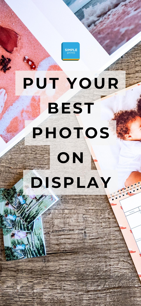 Una colección de libros de fotos impresos y un calendario sobre una superficie de madera con el lema Exhibe tus mejores fotos.
