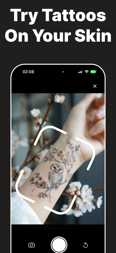 AI Tattoo Design Generator－Ink - Un diseño de tatuaje de búho virtual siendo previsualizado en el antebrazo de una persona a través de la interfaz de la aplicación.
