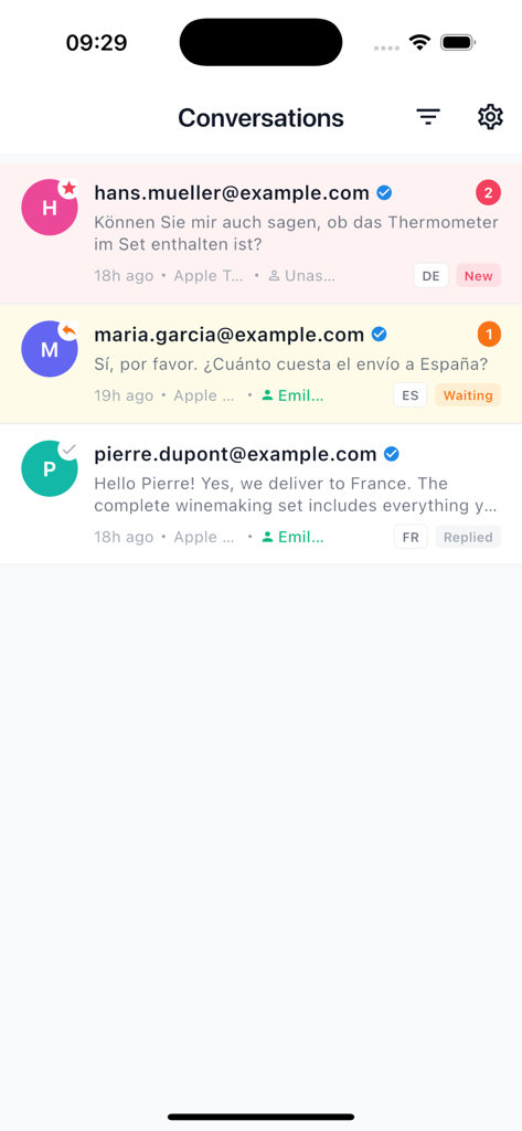Una lista de conversaciones de servicio al cliente en varios idiomas en la aplicación Chataptor Mobile.