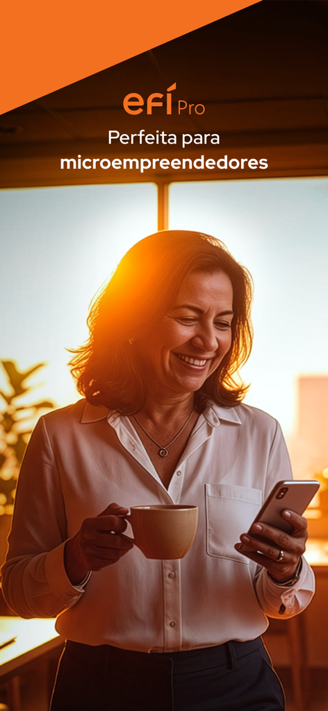 Uma empresária sorrindo usando o aplicativo móvel Efí Bank Pro para microempreendedores.